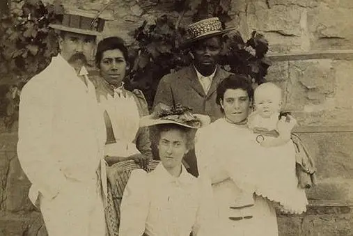 تالکین در کودکی در عکس خانوادگی در آفریقا