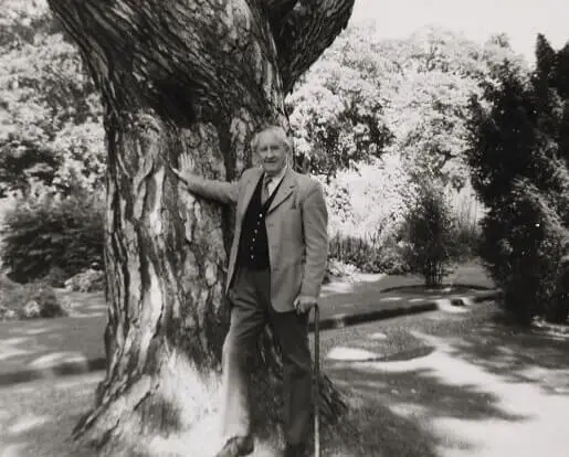 آخرین تصویر تالکین که در باغ گیاهشناسی دانشگاه آکسفورد گرفته شده است