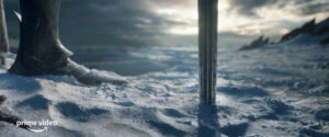 فرو بردن شمشیر در برف توسط گالادریل در تیزر اصلی سریال ارباب حلقه‌ها: حلقه‌های قدرت