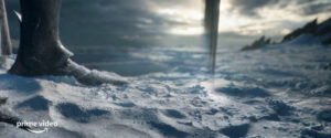 فرو بردن شمشیر در برف توسط گالادریل در تیزر اصلی سریال ارباب حلقه‌ها: حلقه‌های قدرت