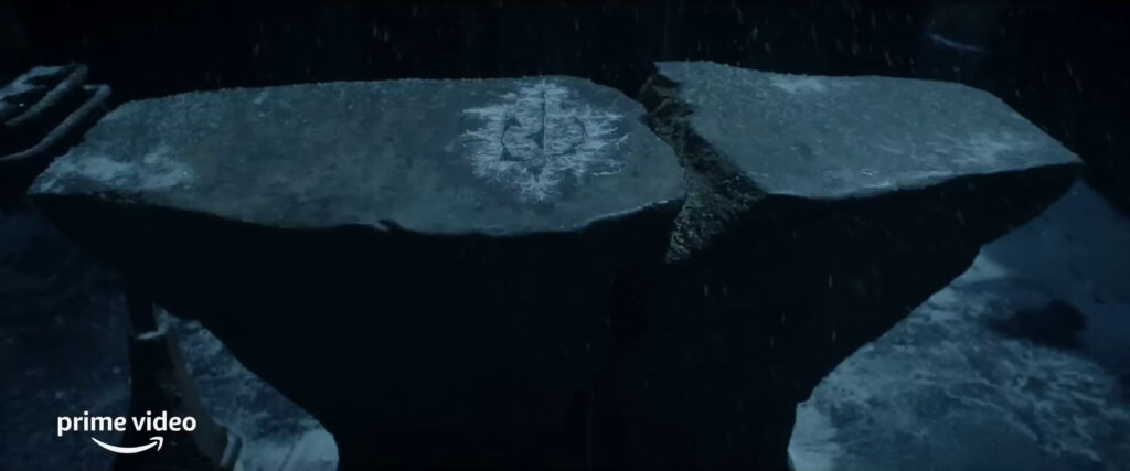 نشان غریب یخی بر روی میزی سنگی در تریلر سریال ارباب حلقه‌ها
