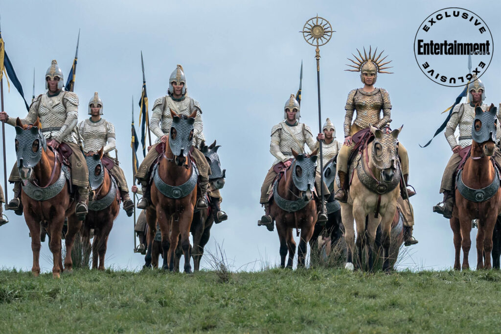 ملکه میریل سپاه نومه‌نور را در جنگ رهبری می‌کند و در ایسیلدور (سومین از چپ) در کنارش ایستاده است