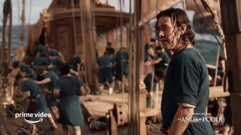 مکسیم بالدری در نقش ایسیلدور بر روی کشتی نومه‌نوری در کنار ملوانان دیگر
