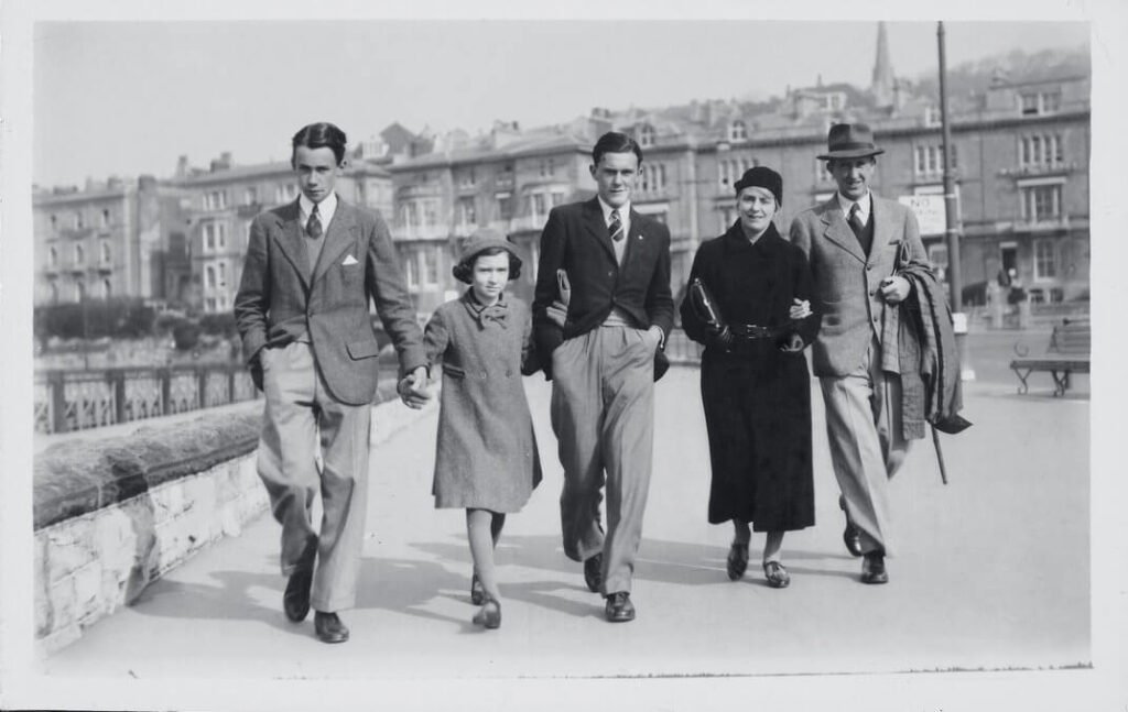 جی.آر.آر. تالکین به همراه همسرش ادیت، سه از چهار فرزندش، کریستوفر، مایکل و پریسیلا در سال 1940