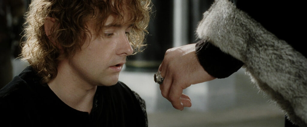 Denethor II offering Pippin to kiss his ring in LotR movie